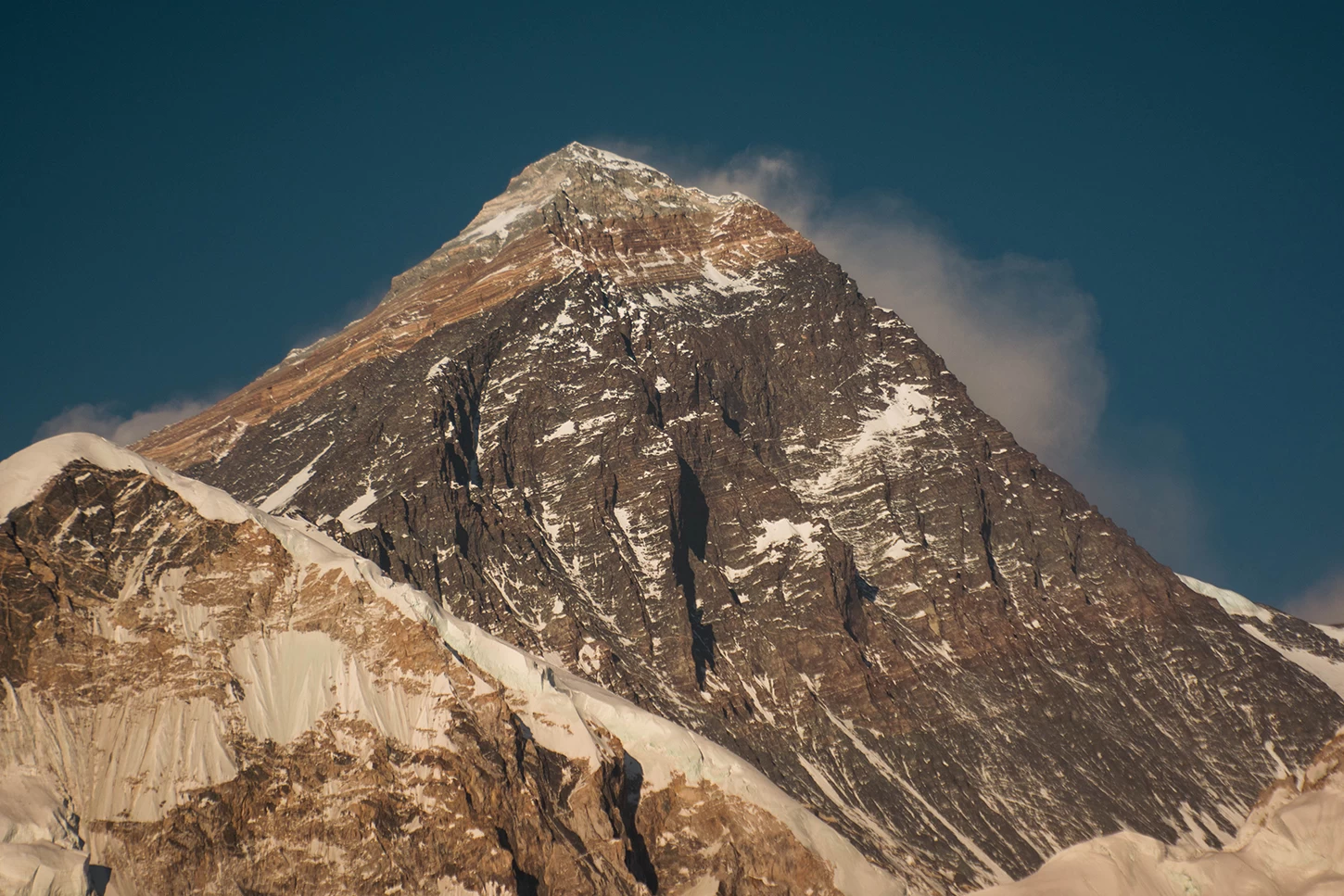  Close-up view of Mount Everest from Kalapatthar 5,560m. 
